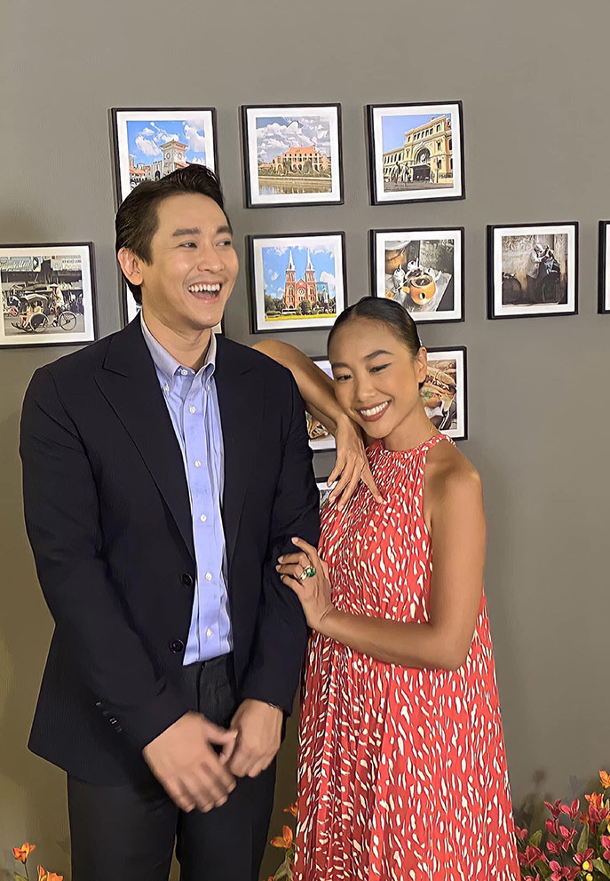 Hứa Vĩ Văn tạo dáng tình cảm cùng Đoan Trang trong một sự kiện. "Khi chocolate hội ngộ... bún riêu", nam diễn viên hài hước viết.