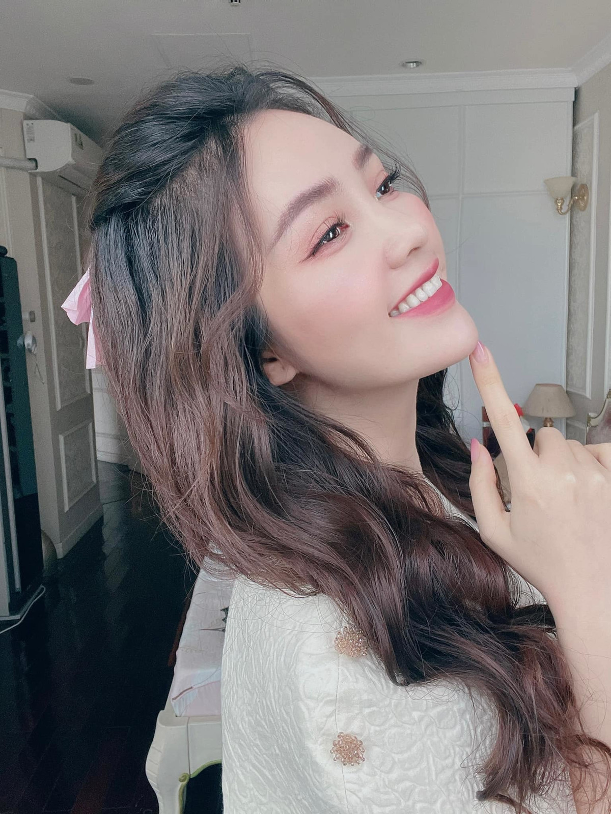 Thụy Vân make up nhẹ vẫn xinh rạng ngời.