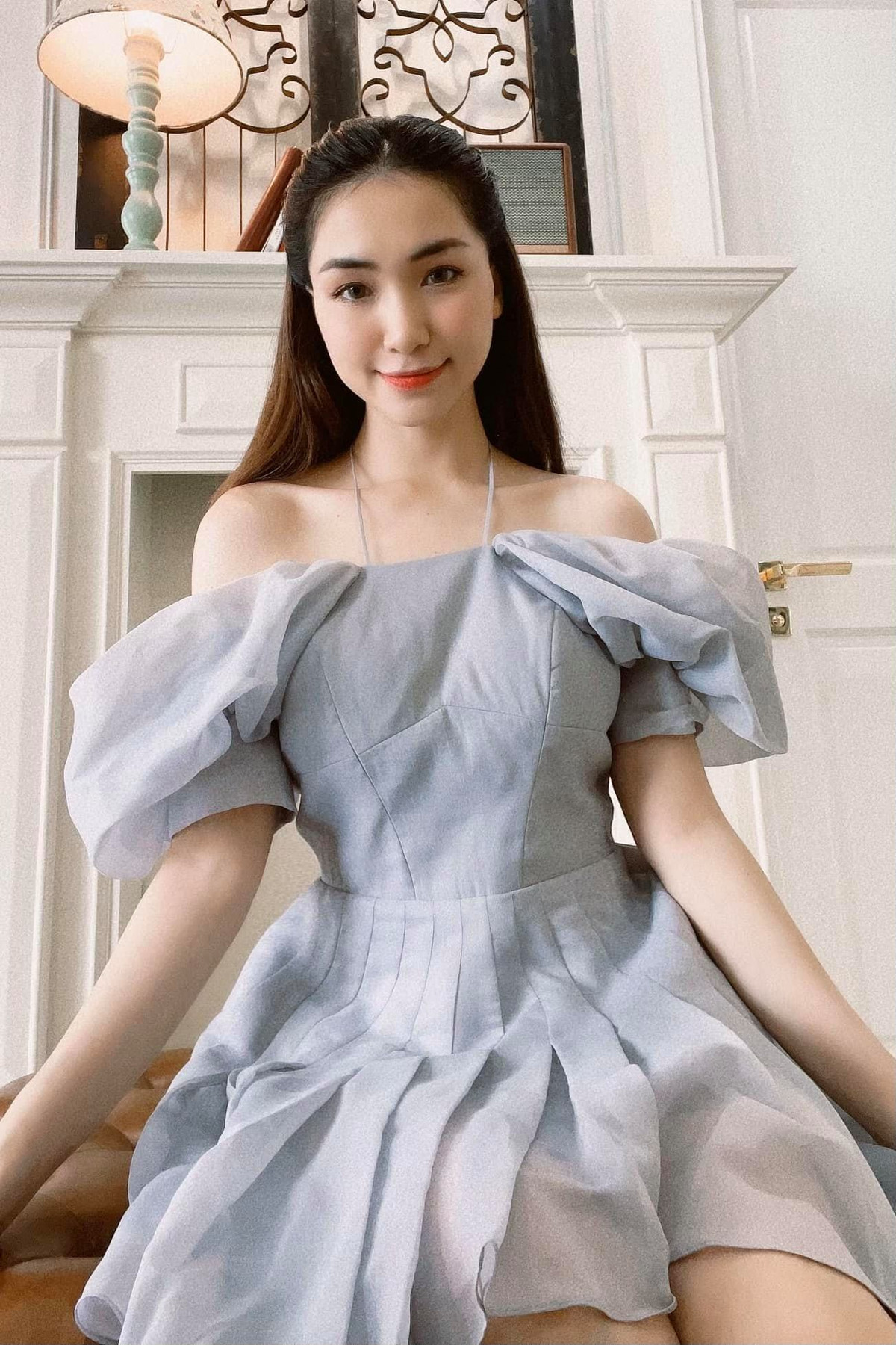 Hòa Minzy ở nhà vẫn mặc đẹp.