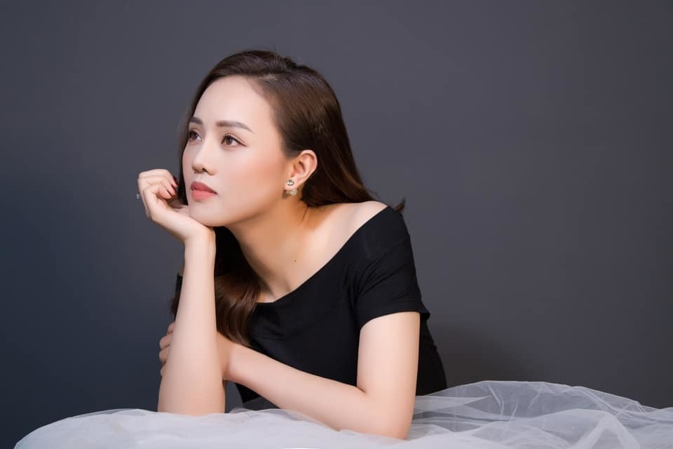 Ngọc Hà - vợ NSND Công Lý đăng ảnh đẹp buồn kèm chia sẻ: ''Tuổi này rồi, va vấp rồi sẽ hiểu ai yêu thương mình, quan tâm mình hay người thân của mình thật lòng. Tôi không sợ người sống lỗi với tôi, tôi chỉ sợ mình sống lỗi với người tốt với tôi mà thôi!''. 