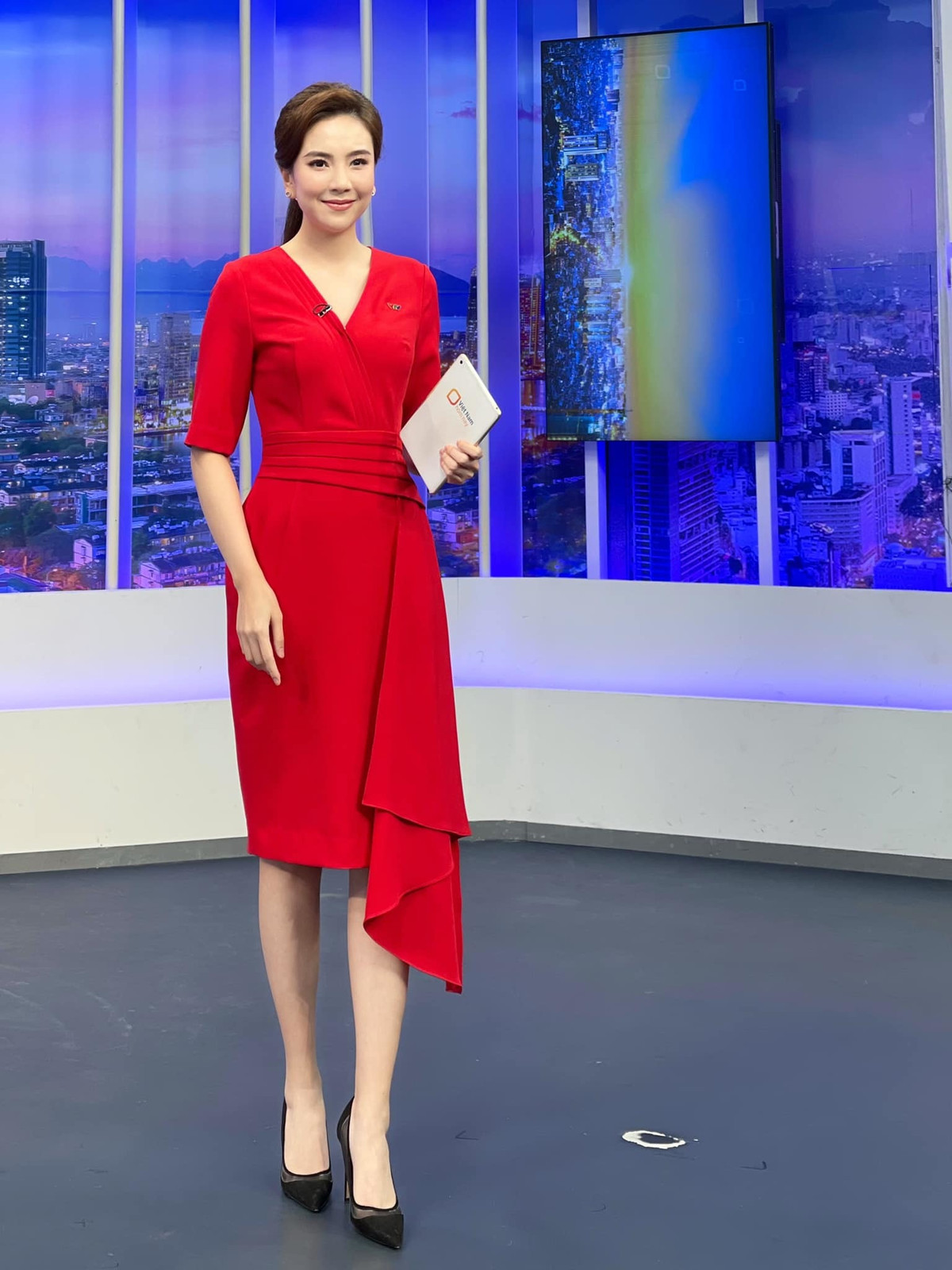 Sao Việt hôm nay 8/7: MC Mai Ngọc viết: "Mặc chiếc váy đỏ trên sóng để chúc các thí sinh ngày mai thi nốt môn cuối thật tốt. Nếu hôm nay chưa tốt thì mai cũng rực rỡ các em nhé!