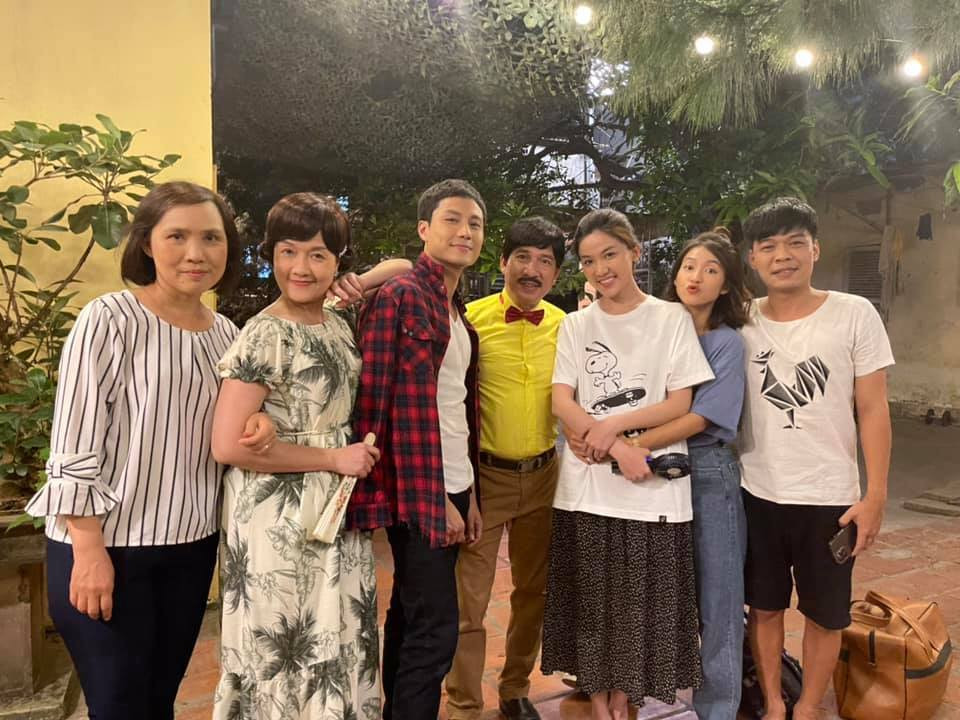 Nghệ sĩ Quang Thắng đăng ảnh bên Thanh Sơn, Vân Dung kèm chia sẻ: ''Một ngày làm việc phấn khởi và vui tươi!''.