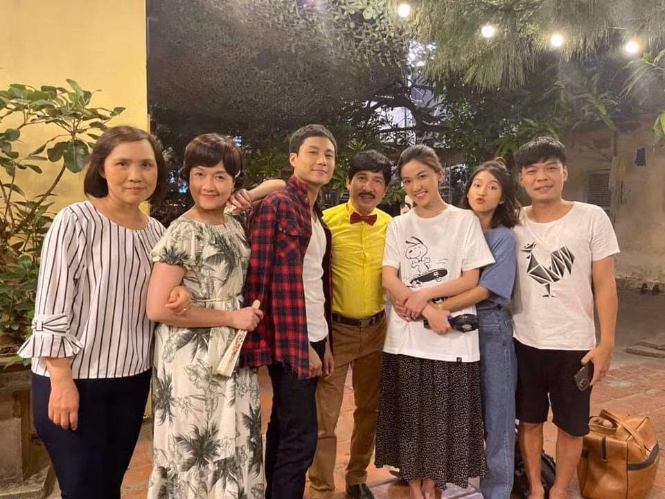 Nghệ sĩ Quang Thắng đăng ảnh bên Thanh Sơn, Vân Dung kèm chia sẻ: ''Một ngày làm việc phấn khởi và vui tươi!''.