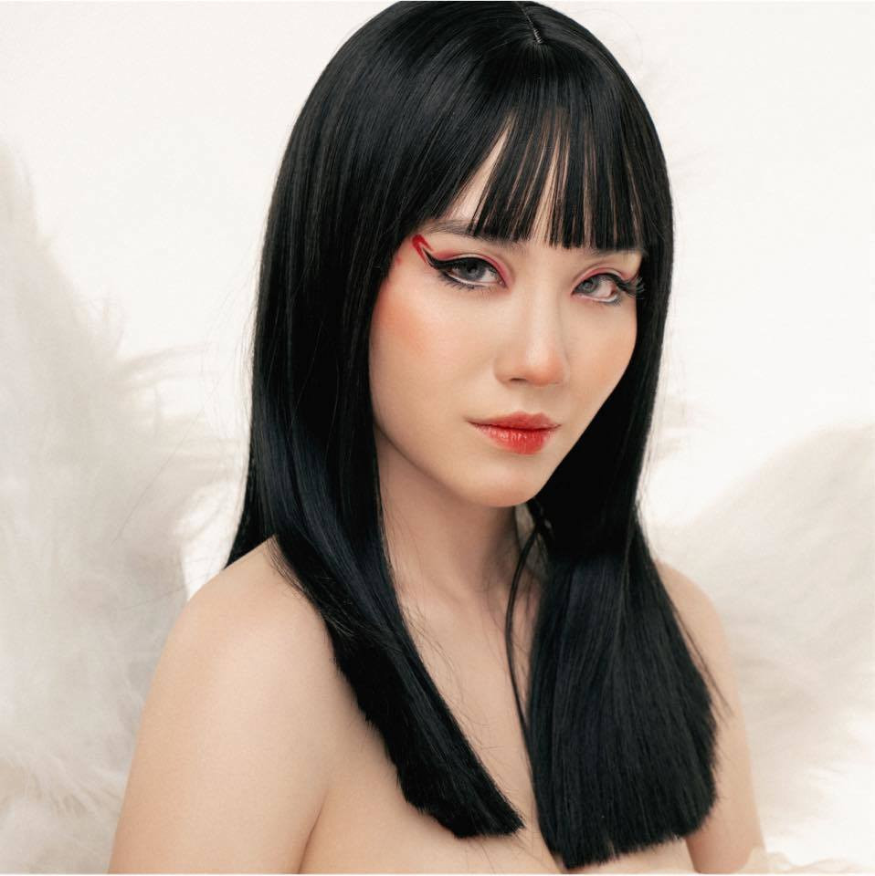 Linh Miu khoe make up lạ.