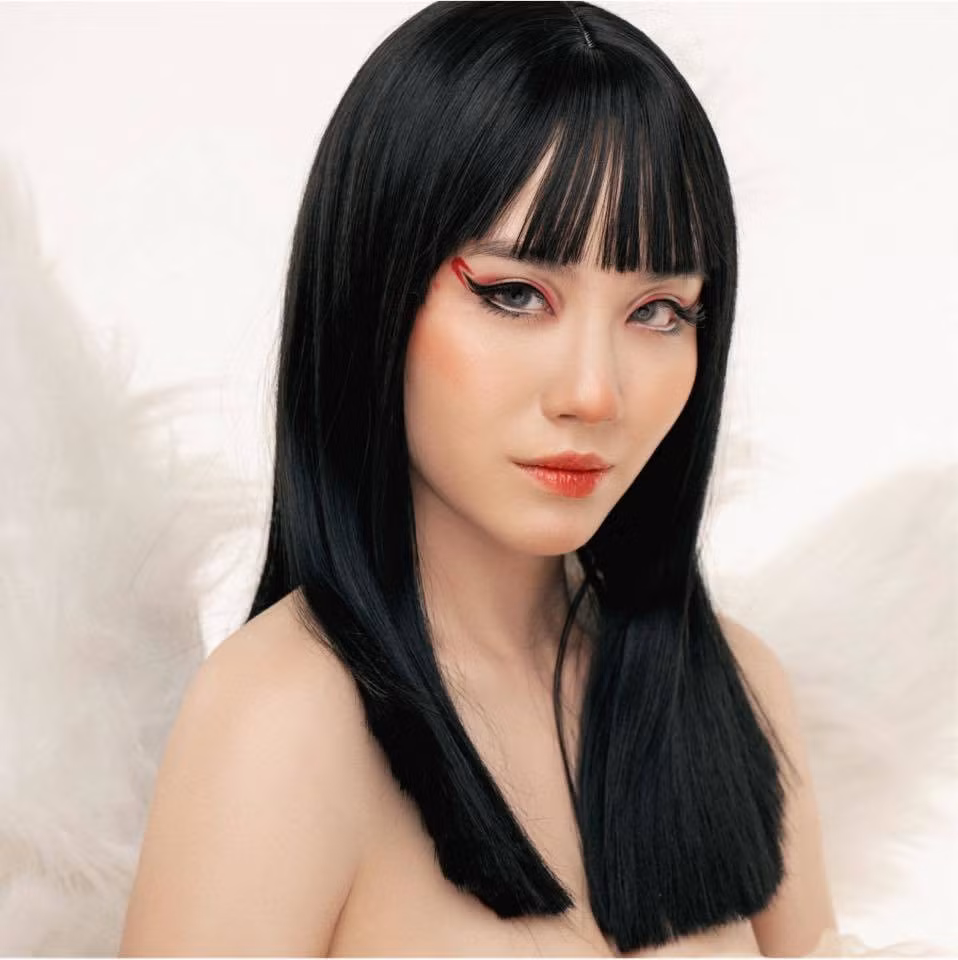 Linh Miu khoe make up lạ.