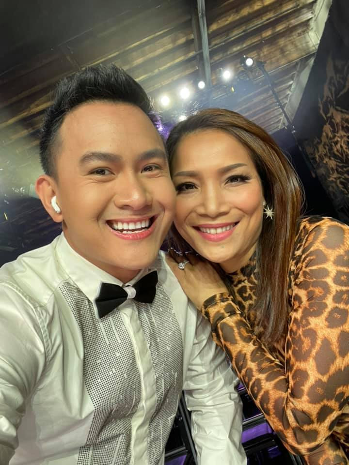 Con trai NSƯT Hoài Linh thân thiết bên Hồng Ngọc.