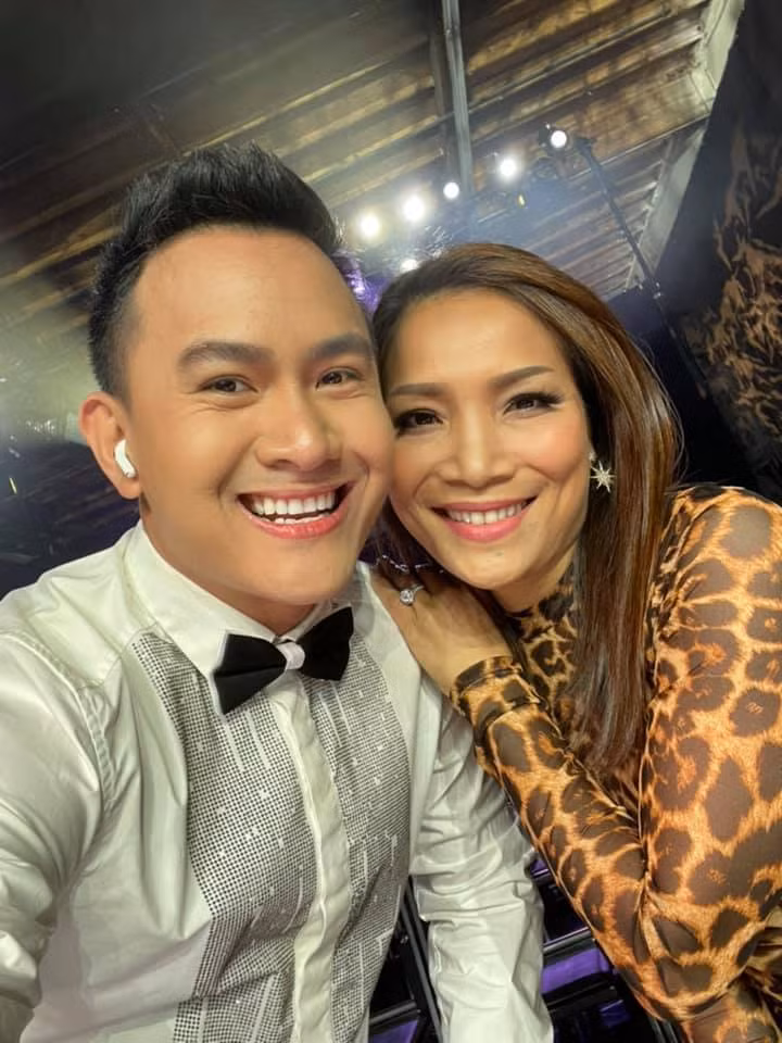 Con trai NSƯT Hoài Linh thân thiết bên Hồng Ngọc.