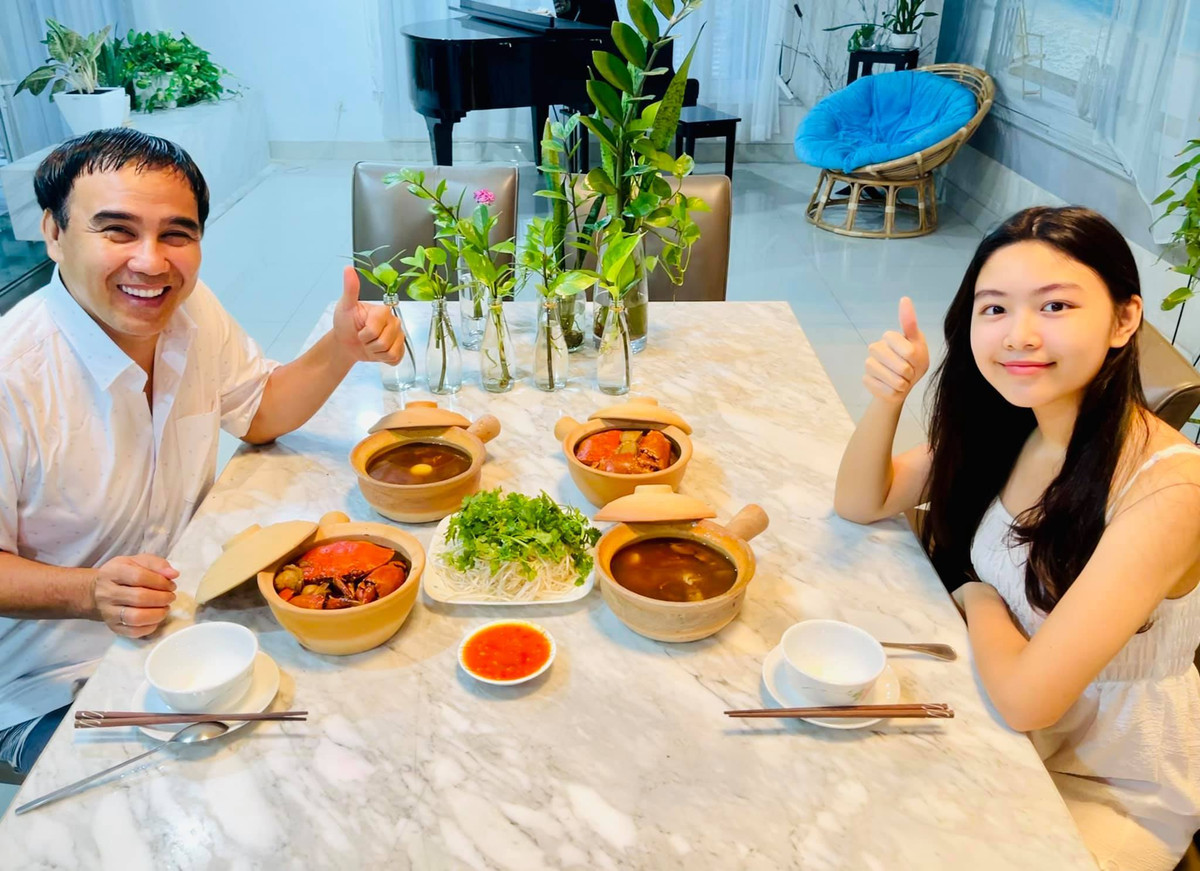 Cha con Quyền Linh ăn tối thịnh soạn.