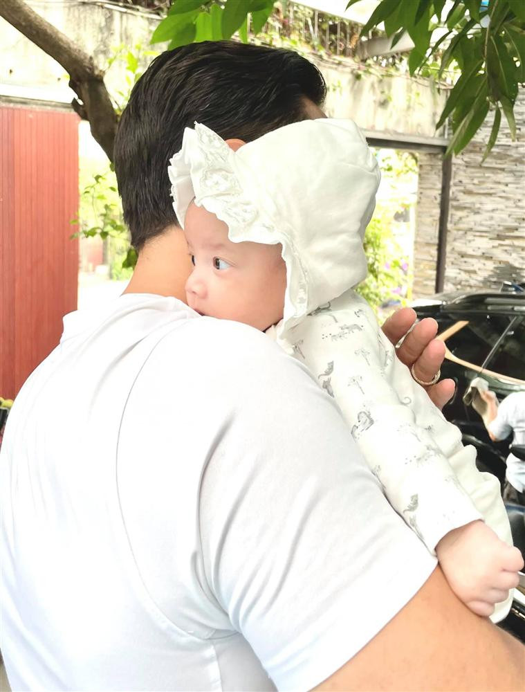 br/> Mới đây, Kim Lý bất ngờ đăng ảnh cận mặt Lisa - 1 trong 2 nhóc tỳ song sinh. Đây cũng là lần đầu tiên tiểu công chúa nhà Kim Lý - Hồ Ngọc Hà lộ diện cực rõ nét. Đăng ảnh con gái đầu lòng, nam diễn viên viết kèm: "Xin chào cô gái mắt nâu".