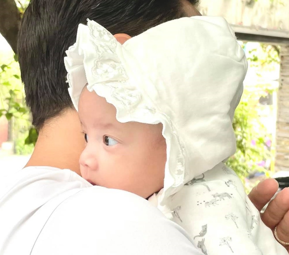 Hình ảnh cho thấy con gái Hồ Ngọc Hà sở hữu làn da trắng nõn, sống mũi cao và đôi mắt to tròn. Ngắm nhìn Lisa, cư dân mạng phải trầm trồ, cho rằng cô bé chính là bản sao của người mẹ nổi tiếng. Điều này hoàn toàn đúng với dự đoán của nhiều người trước đó. "Hồ Ngọc Hà phiên bản Lisa, đôi mắt y chang mẹ"; "Sao đẻ khéo vậy trời, đứa giống ba, đứa giống mẹ"; "Bé con giống chị Hà quá"; "Ôi cặp mặt đẹp giống mẹ Hà quá đi"..., nhiều cư dân mạng bình luận.