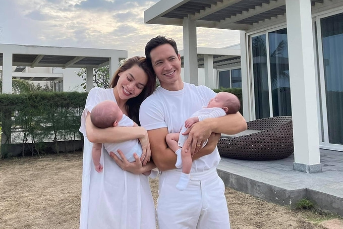 Sinh liền 2 con, đã "đủ nếp đủ tẻ" lại còn sở hữu ngoại hình ưa nhìn, có vẻ nhất Kim Lý và Hà Hồ rồi.