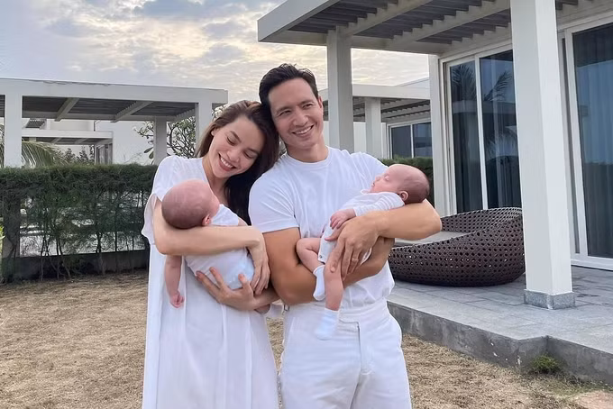 Sinh liền 2 con, đã "đủ nếp đủ tẻ" lại còn sở hữu ngoại hình ưa nhìn, có vẻ nhất Kim Lý và Hà Hồ rồi.