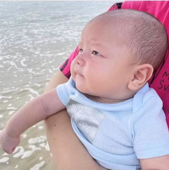 Cách đây vài hôm, Hồ Ngọc Hà cũng chia sẻ hình ảnh cận mặt nhóc tỳ Leon trên trang cá nhân. Trong khi Lisa thừa hưởng nhan sắc mẹ, Leon lại là bản sao của bố.