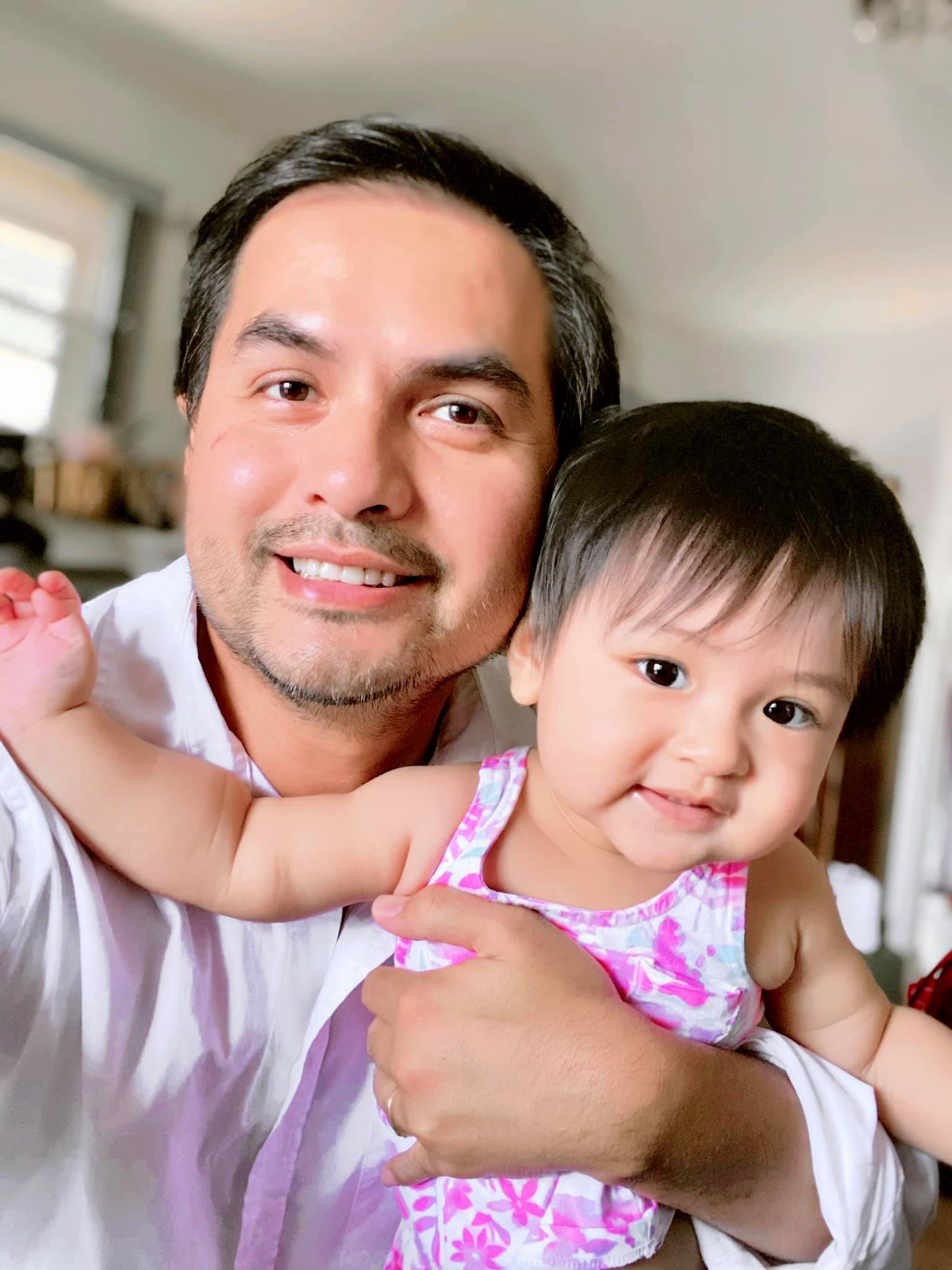 Đức Tiến mừng con gái tròn 1 tuổi.