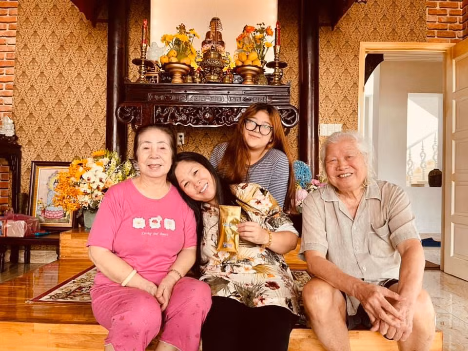 Sao Việt hôm nay 12/7: U60, Hồng Vân vẫn nhõng nhẽo với ba mẹ.