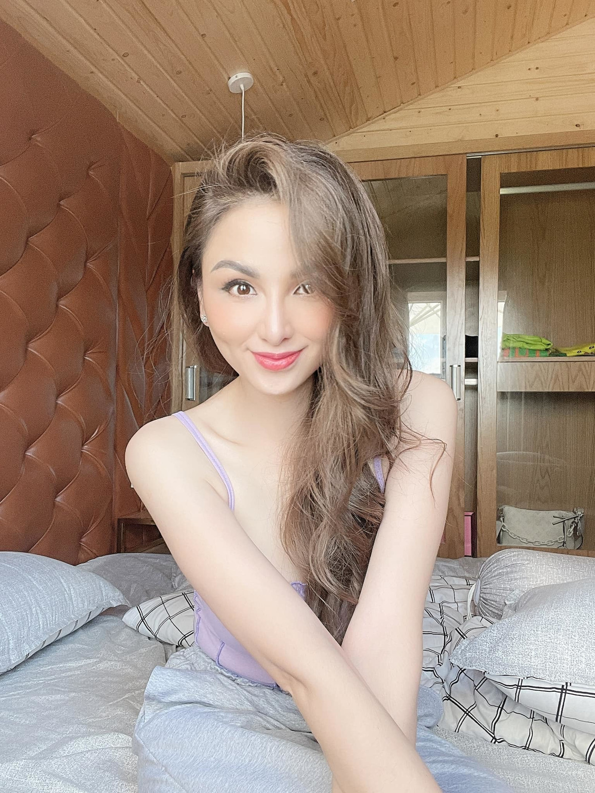 Diễm Hương viết: "Bởi em xấu vậy nên đành ngày ngày tháng tháng yêu lấy mình thôi".