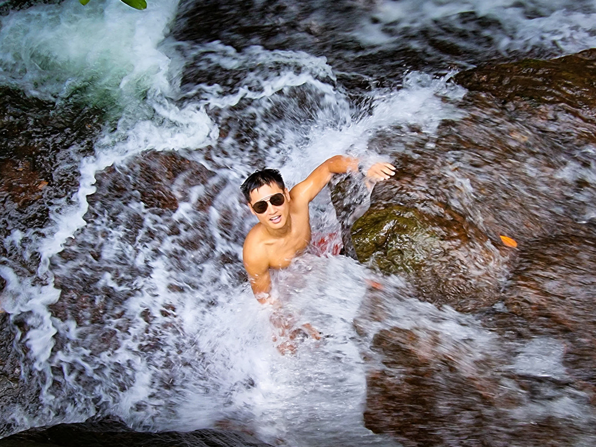 Đức Tuấn thả mình ở suối Mơ, Phú Quốc.