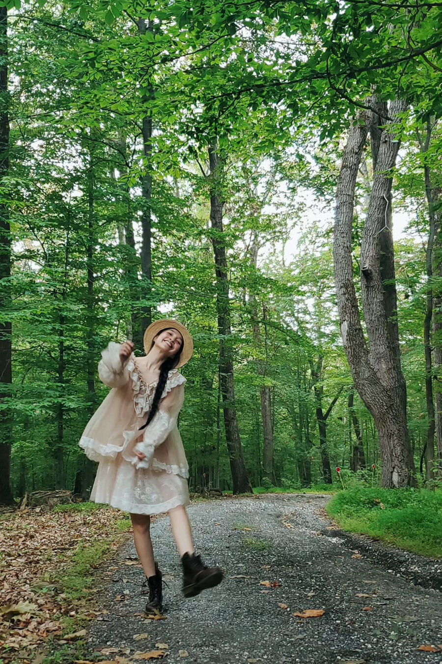 Hiền Thục như nàng công chúa trong rừng.