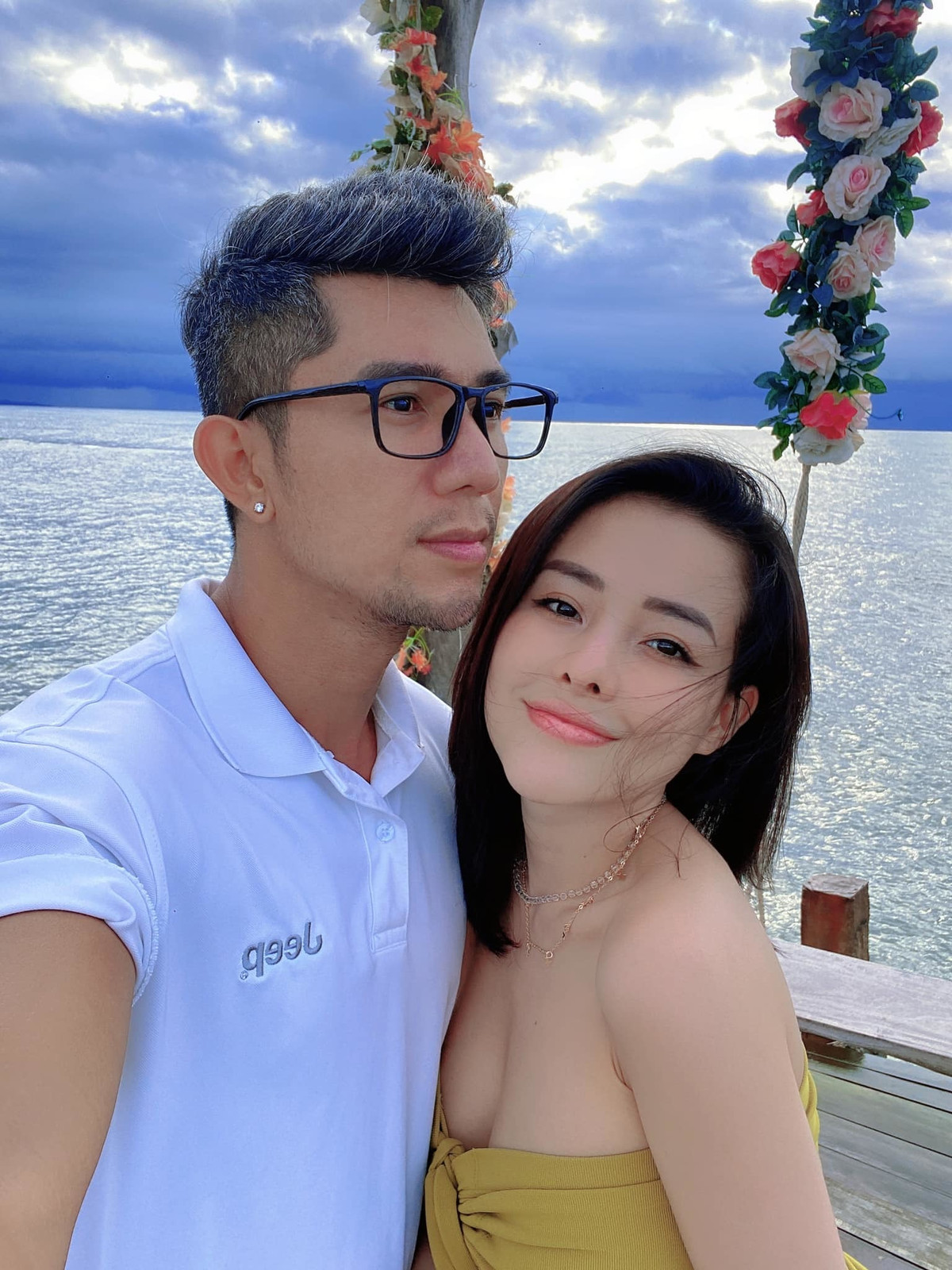 Lương Bằng Quang hạnh phúc bên bạn gái ở biển.