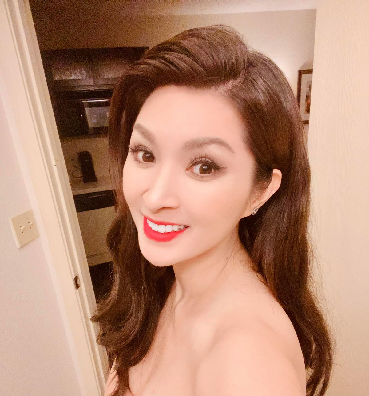 Nguyễn Hồng Nhung rực rỡ trong hậu trường đêm diễn.