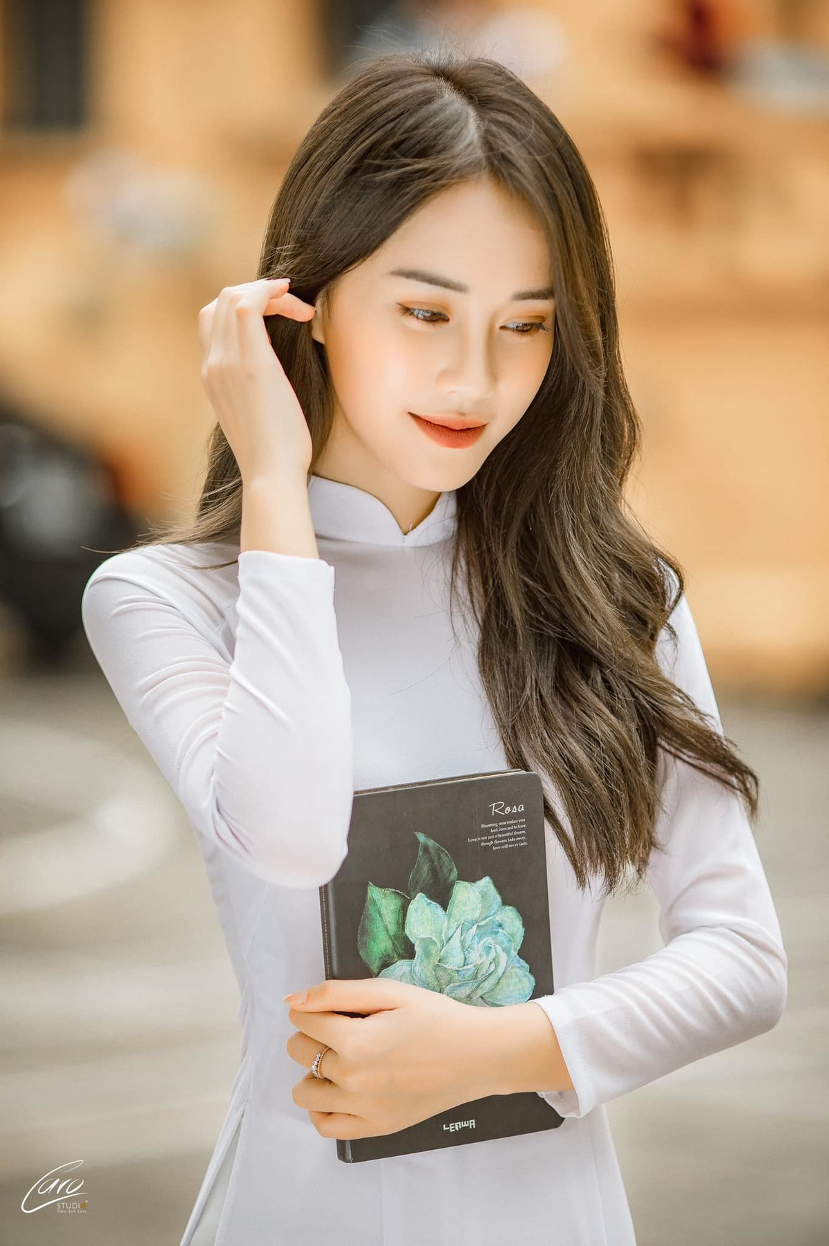 MC Ngô Mai Phương tinh khôi trong tà áo trắng.