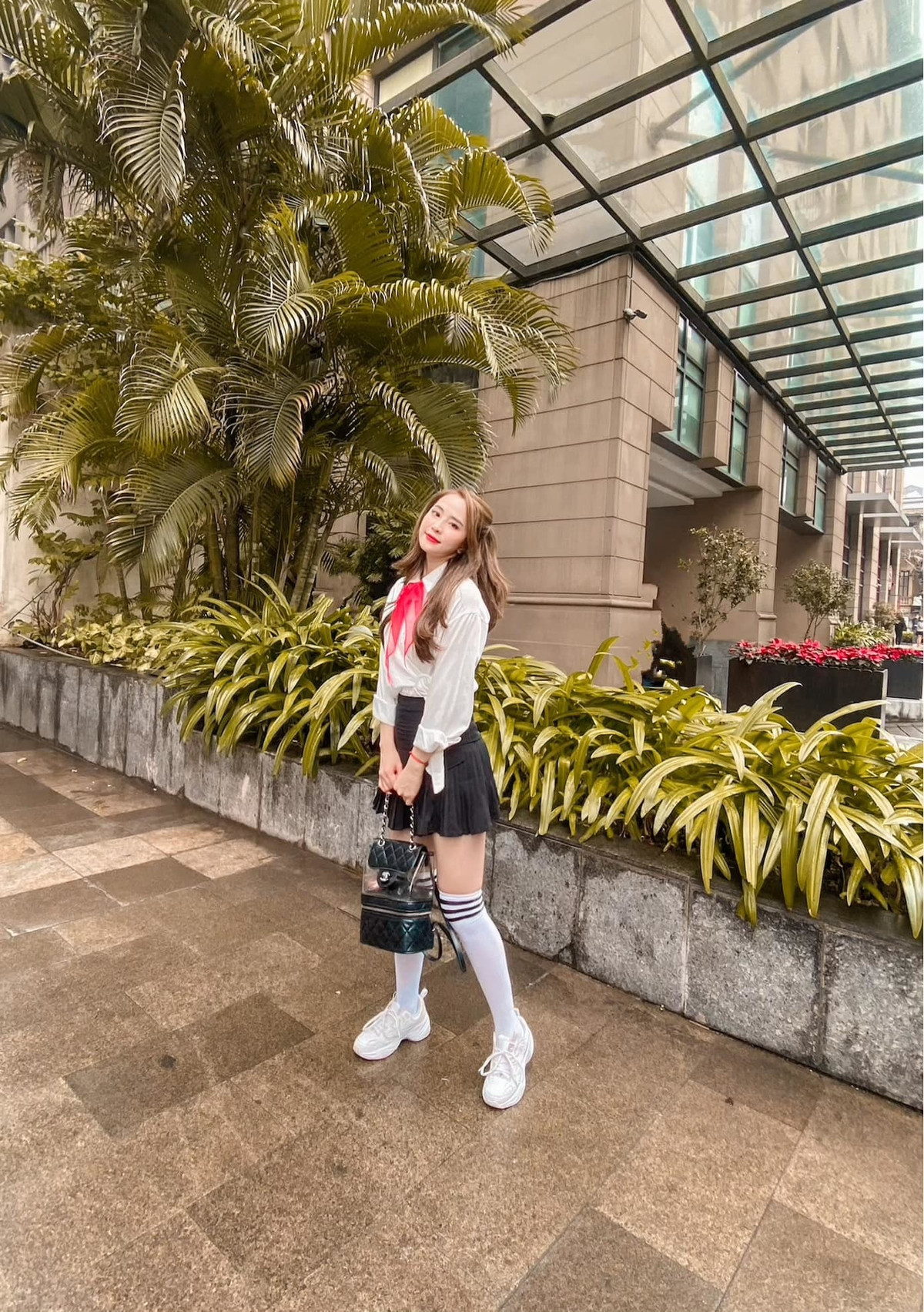 Hôm nay, nhiều nghệ sĩ Việt theo trào lưu áo trắng tựu trường. Quỳnh Nga trong bộ trang phục học sinh, cổ đeo khăn quàng đỏ.