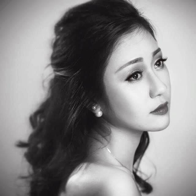 Chị Minh Nguyệt - vợ Tự Long, làm thơ: "Trời mưa ướt áo anh không? / Riêng em ướt cả cõi lòng chênh vênh".