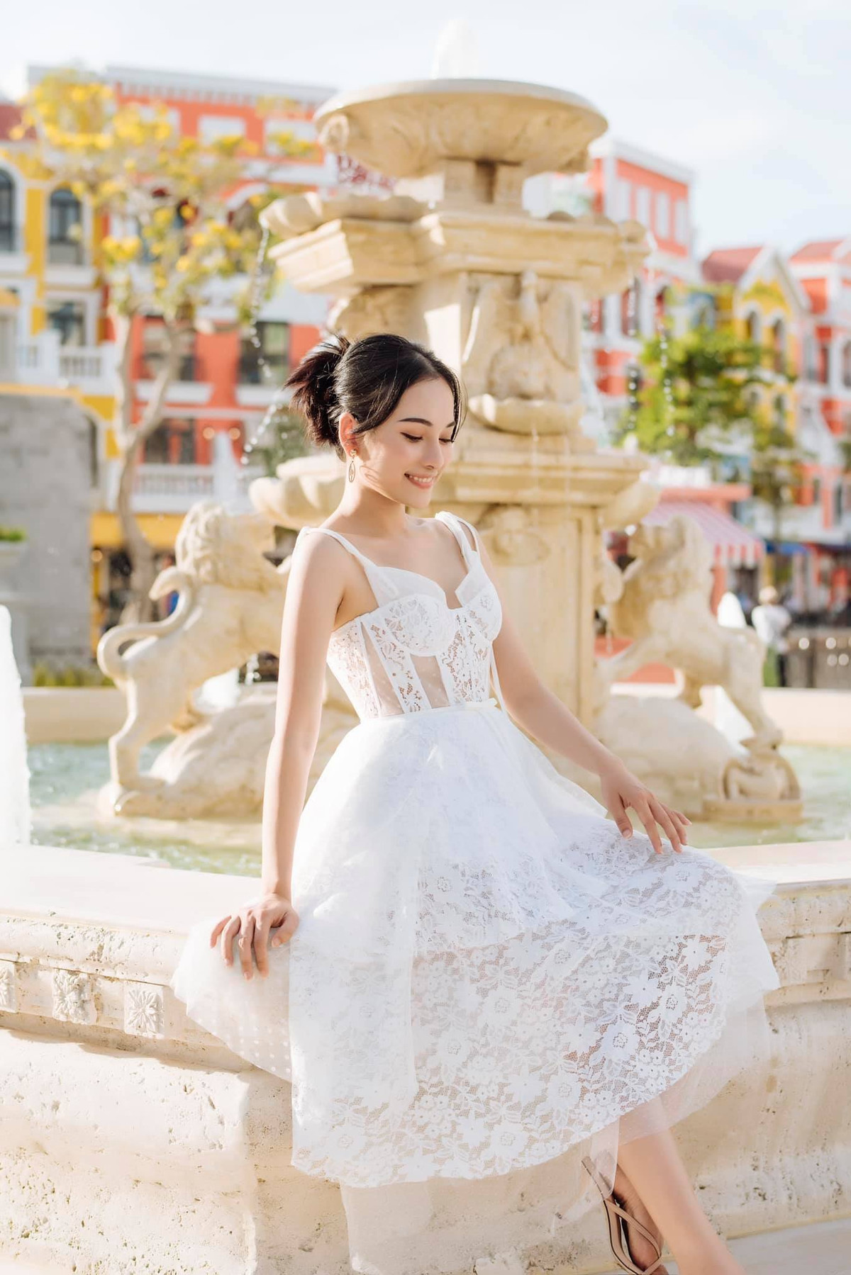 Nữ ca sĩ gây ấn tượng khi diện trang phục khoe đường cong gợi cảm, vòng eo thon gọn và đôi chân dài nuột nà.