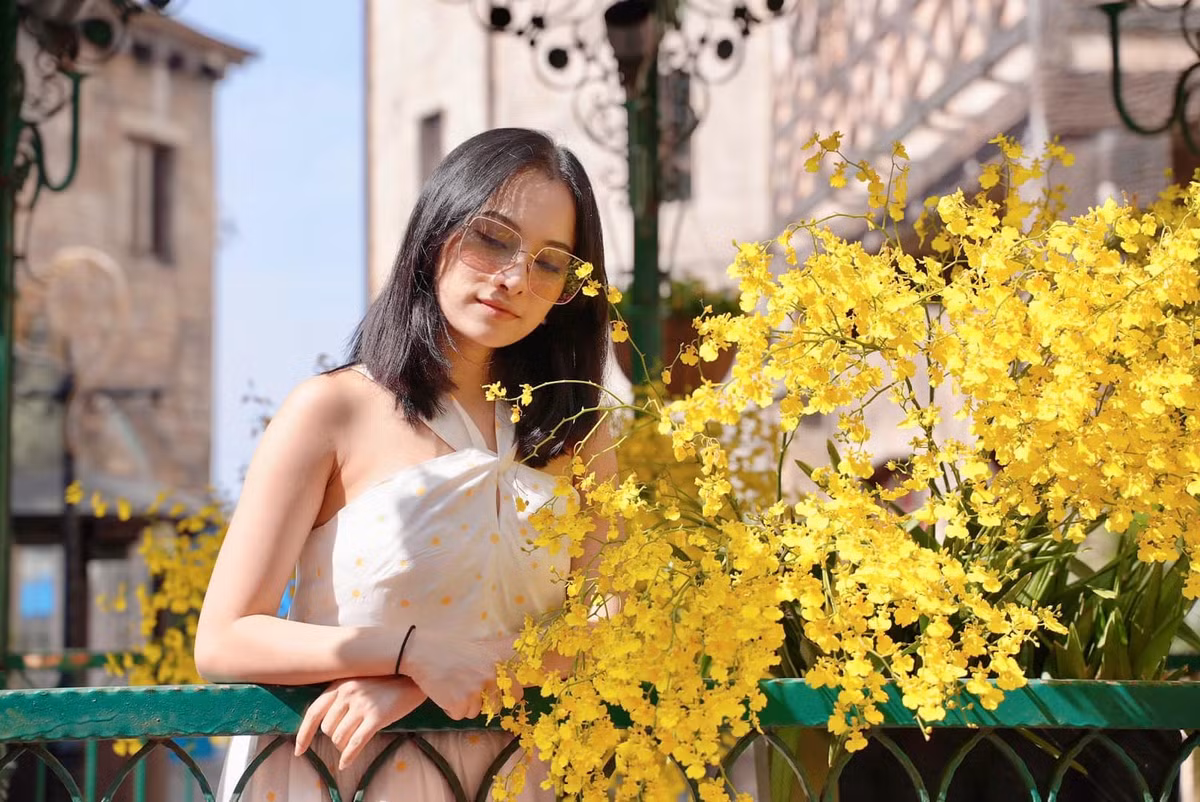 Bà xã Dương Khắc Linh cũng ưa chuộng phong cách nữ tính.