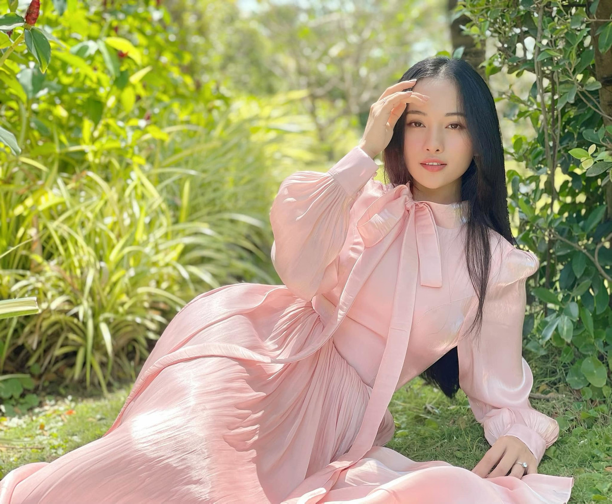 Ở các sự kiện, Sara Lưu luôn xuất hiện với hình ảnh sang trọng, gợi cảm.