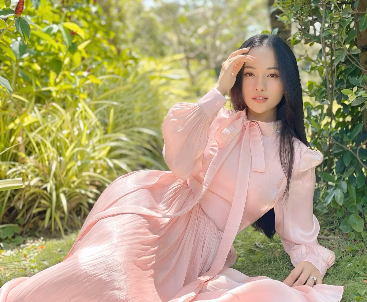 Ở các sự kiện, Sara Lưu luôn xuất hiện với hình ảnh sang trọng, gợi cảm.