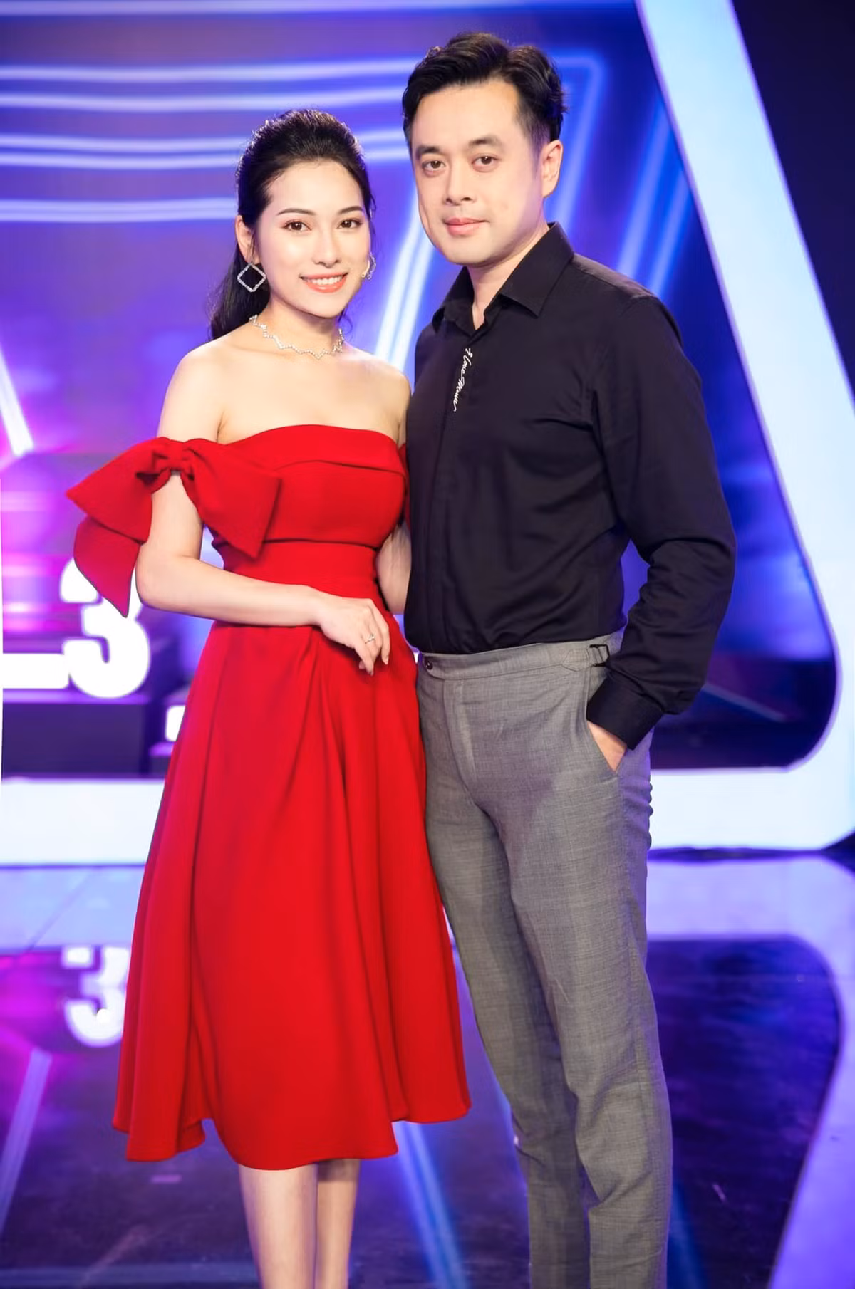 Sara Lưu đẹp rạng ngời khi sánh đôi với chồng - nhạc sĩ Dương Khắc Linh.