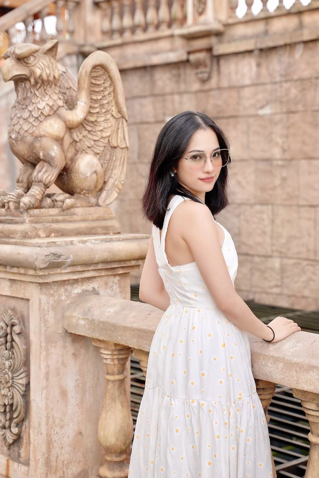 Cô thường diện những chiếc đầm xòe với tông màu nhẹ nhàng, thanh lịch.