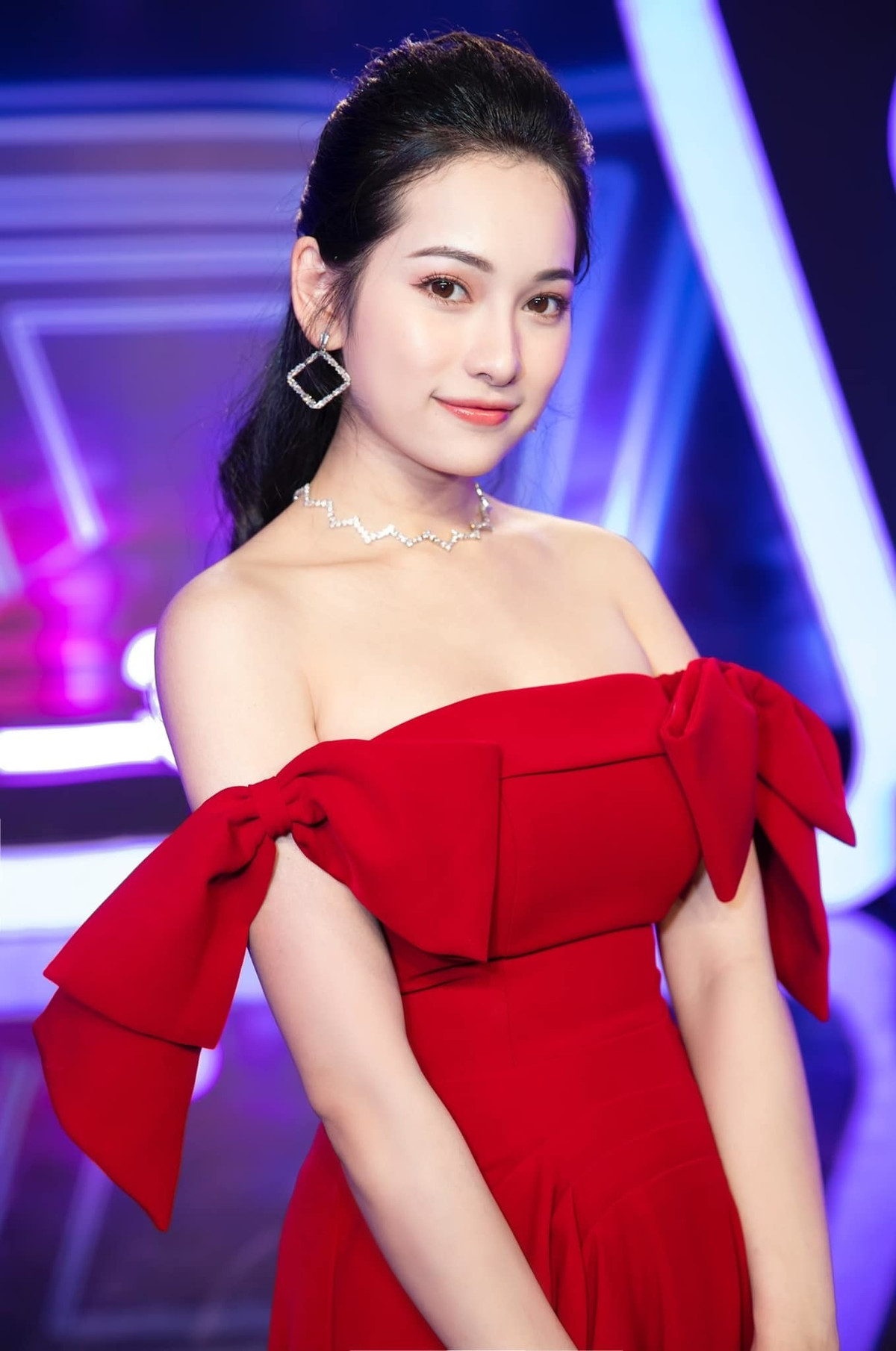 Nữ ca sĩ cũng biết lựa chọn trang phục, kiểu make up phù hợp, che đi những khuyết điểm trên cơ thể.