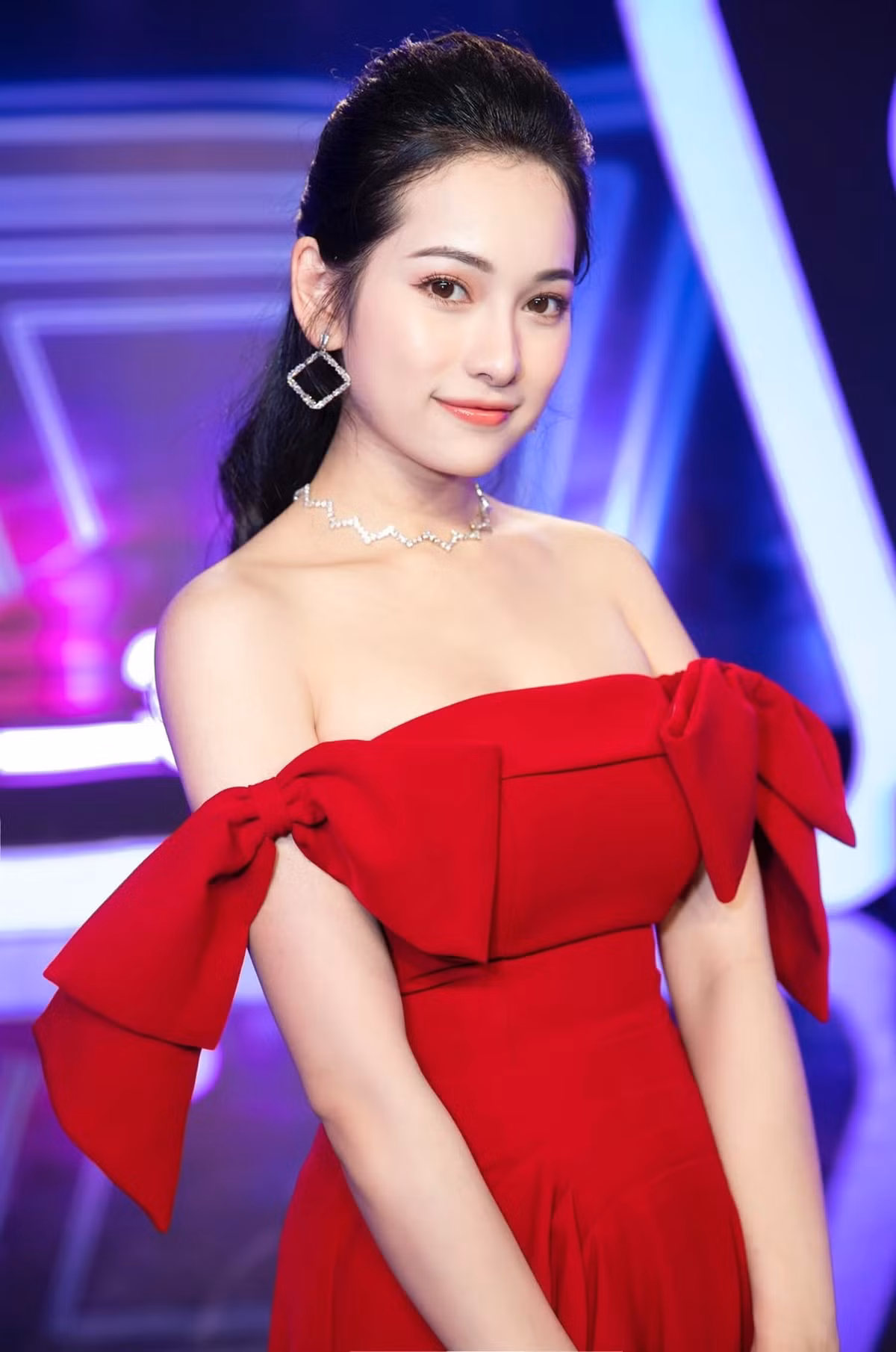 Nữ ca sĩ cũng biết lựa chọn trang phục, kiểu make up phù hợp, che đi những khuyết điểm trên cơ thể.