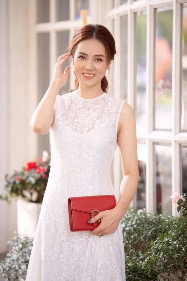 Bà xã Công Lý buồn nhưng không thể nói ra.