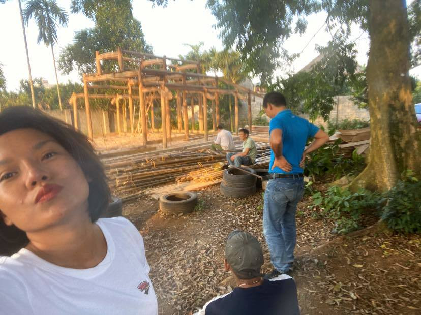 Gia đình Thái Thùy Linh bận rộn dựng nhà gỗ ở vườn.