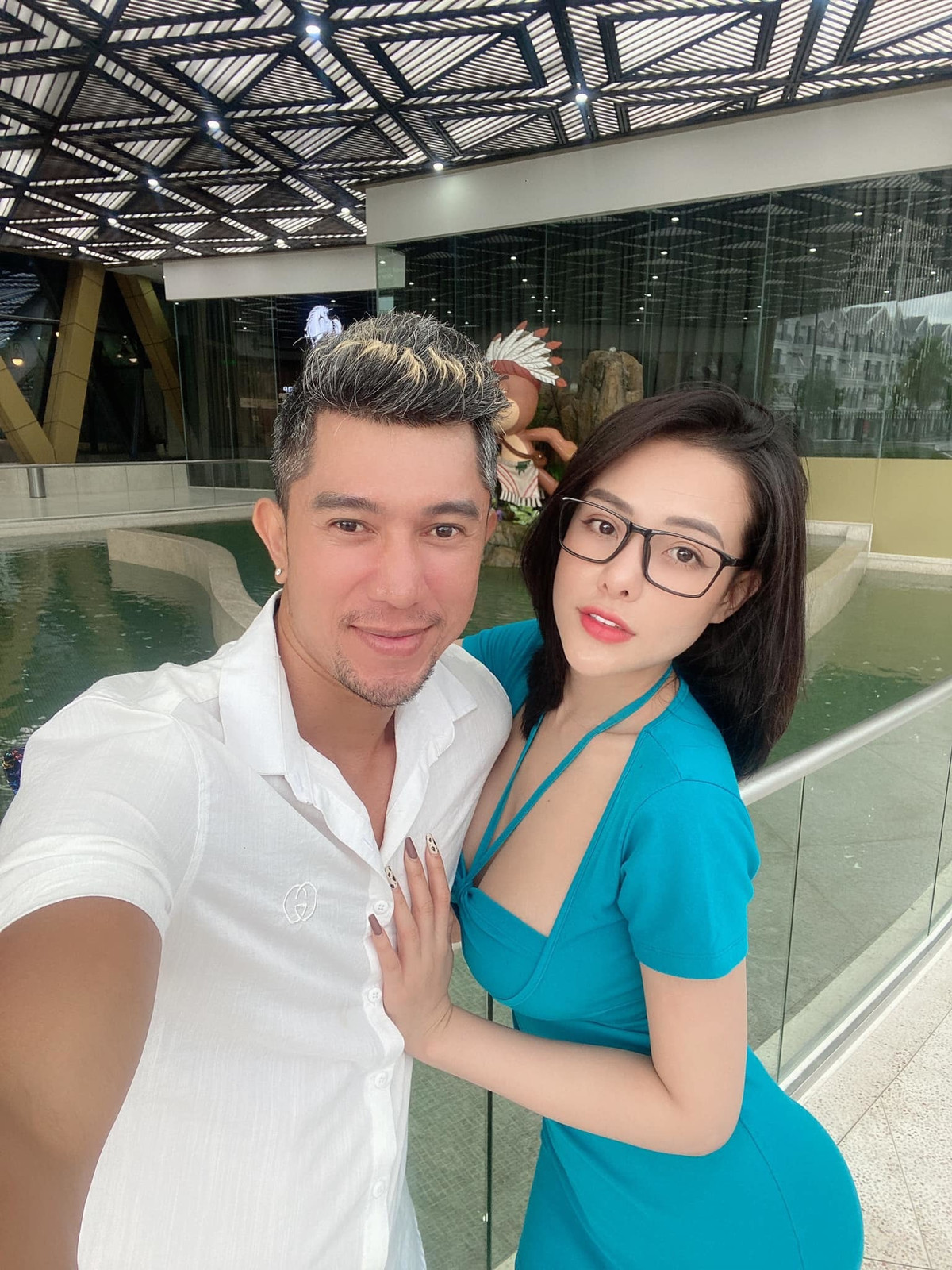 Lương Bằng Quang và bạn gái kiếm chỗ vắng đi dạo.