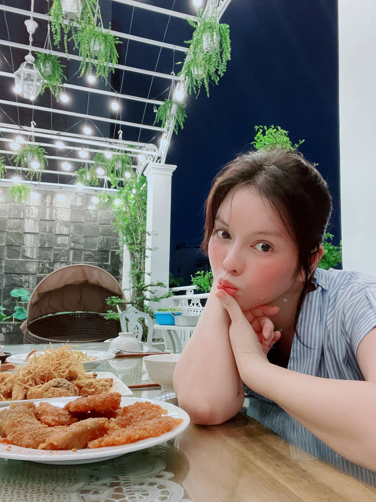 Sao việt hôm nay 29/5: Lý Nhã Kỳ đấu tranh tư tưởng ăn ngon hay giảm cân.