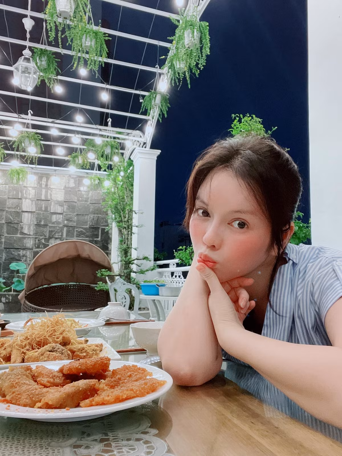 Sao việt hôm nay 29/5: Lý Nhã Kỳ đấu tranh tư tưởng ăn ngon hay giảm cân.