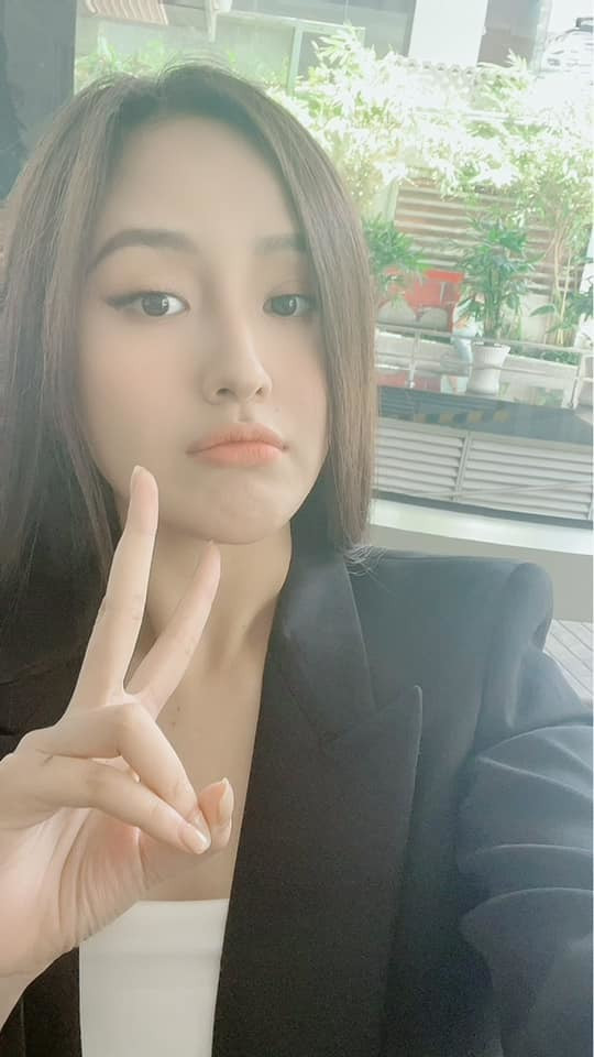 Mai Phương Thúy mặc vest, chụp selfie trước khi vào việc.