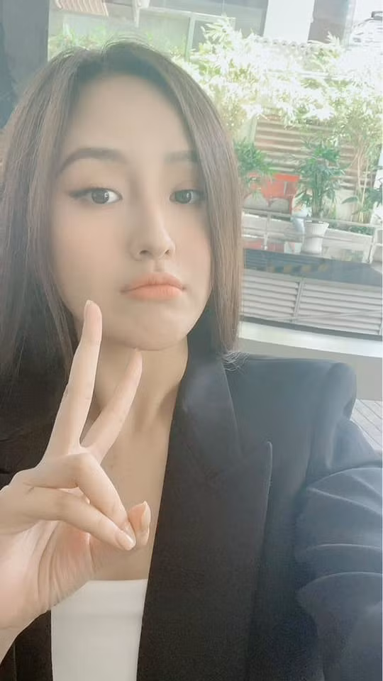 Mai Phương Thúy mặc vest, chụp selfie trước khi vào việc.