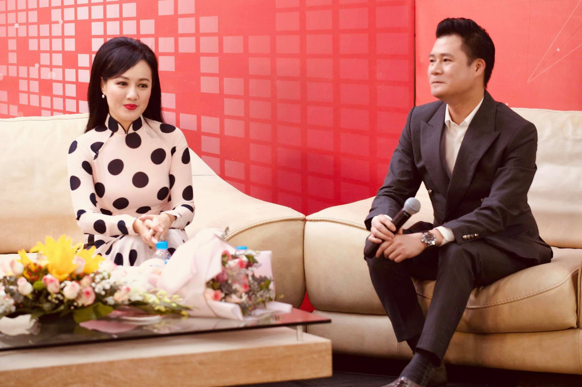 Sao Việt hôm nay 13/3: Hậu trường buổi trò chuyện với ca sĩ Quang Dũng, BTV Hoài Anh dí dỏm viết: "Chả biết thế nào mà anh ấy bảo: "Anh còn nợ em!". Dễ thương quá thế thì xoá nợ luôn anh ơi".