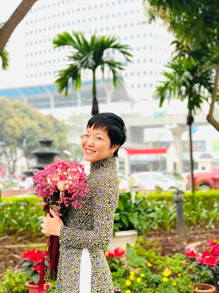 Thảo Vân đằm thắm với áo dài và hoa sen.