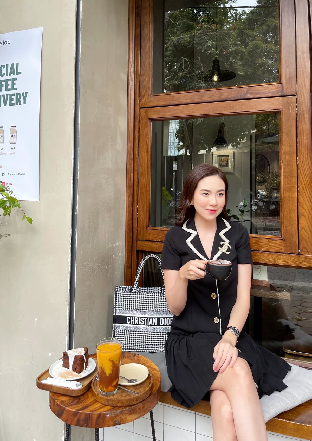 Mai Ngọc thanh lịch thưởng trà chiều.