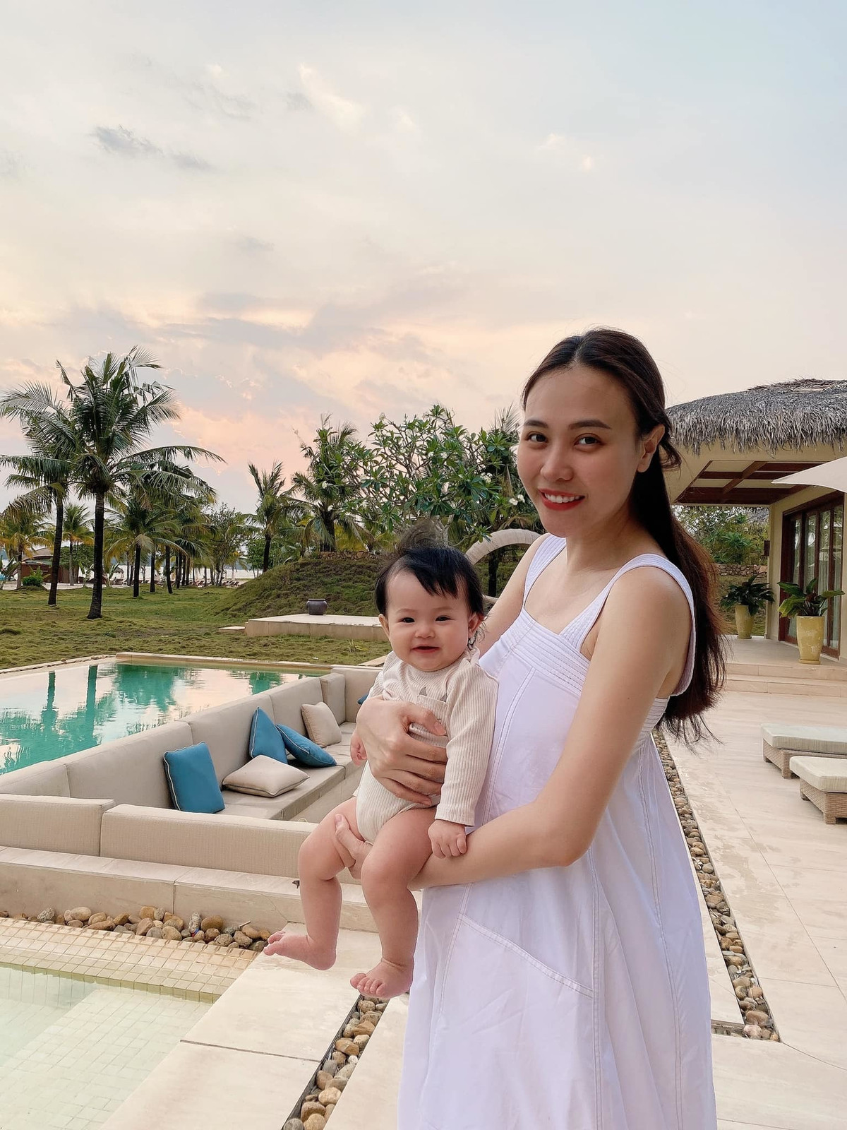 Mặc đầm suông bồng em bé, Đàm Thu Trang phân trần: "Em mặc đầm suông và hơi xoè nên nhìn thùng thình nha. Các bác đừng nghĩ xa quá".