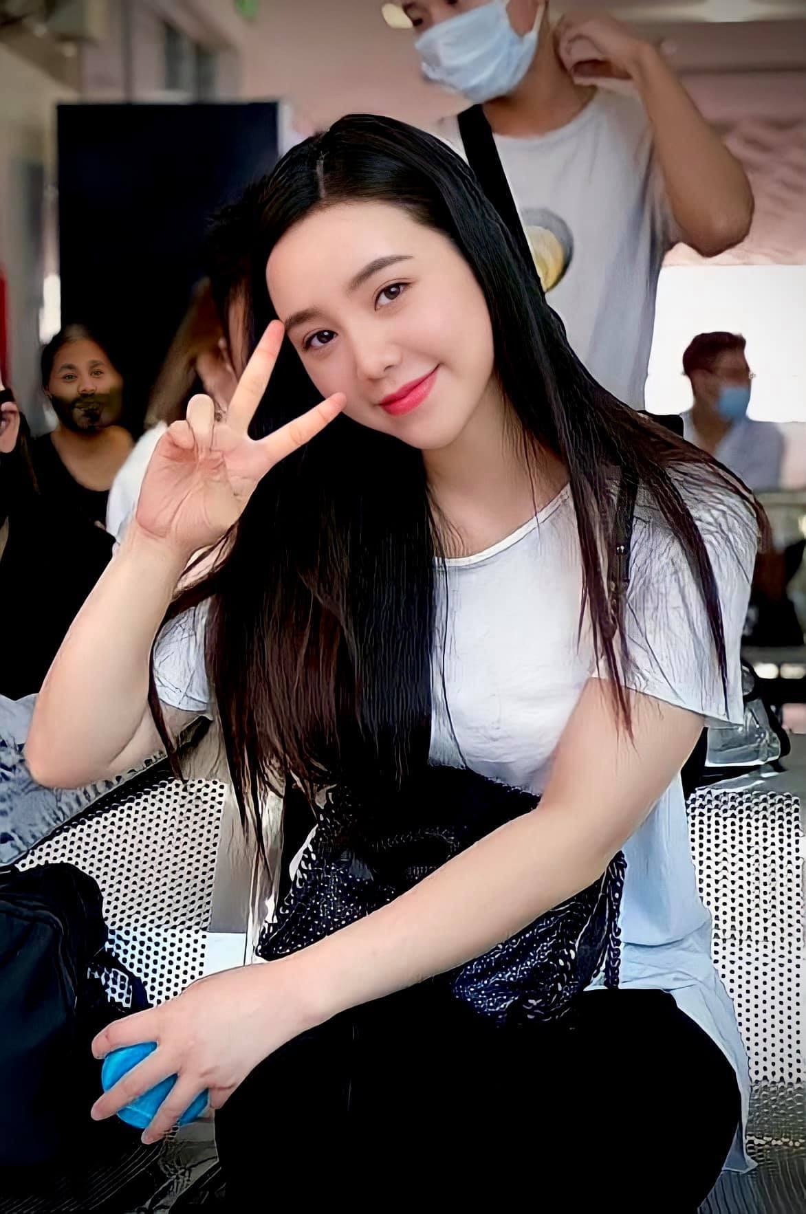 Quỳnh Kool xinh đẹp hậu trường phim. Cô viết: "Hẹn em ngày nắng lên, hoa hướng dương sẽ nở trong nắng".