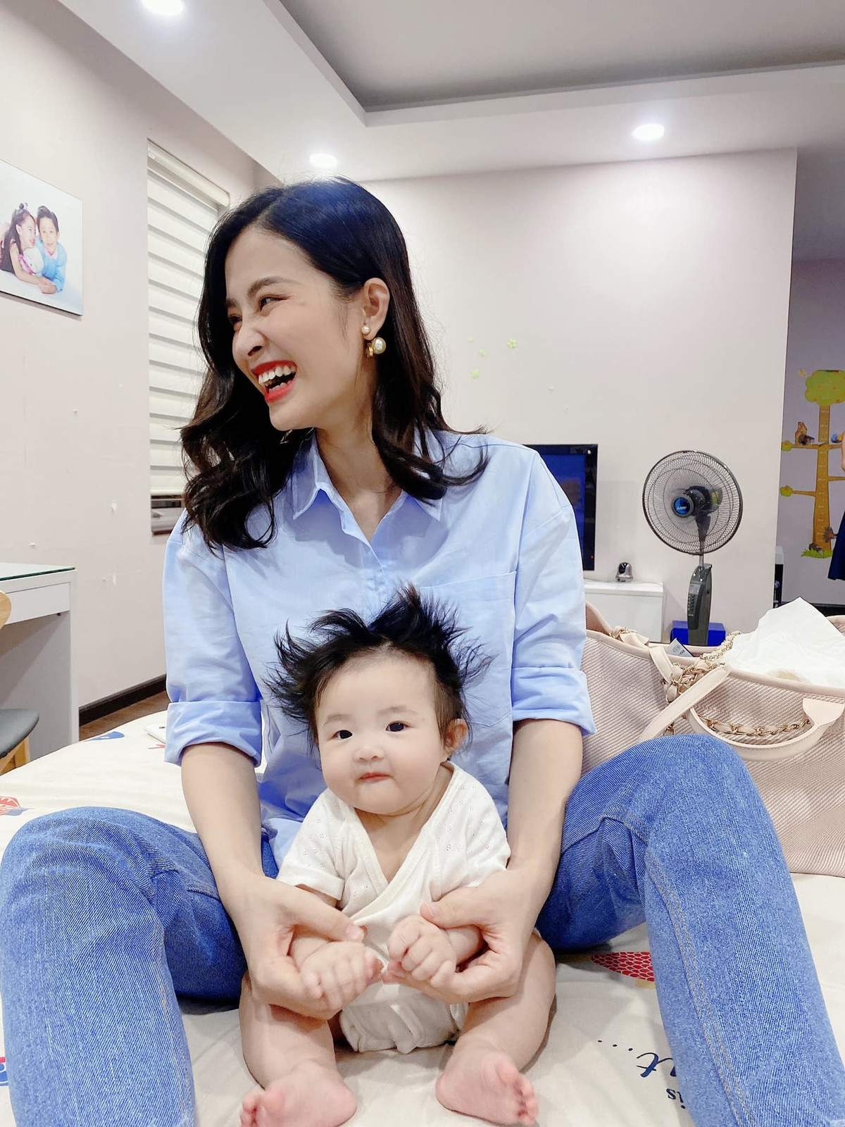 Sao Việt hôm nay 24/3: Đông Nhi rạng rỡ bên con gái.