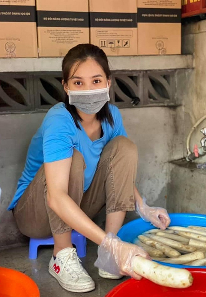 Hoa hậu Tiểu Vy bình dị xuống bếp nấu cơm tiếp tế cho người dân. Thời gian qua, cô đóng góp và kêu gọi mạnh thường quân tặng 50 tấn gạo và nhu yếu phẩm đến lực lượng công nhân trên địa bàn thành phố.