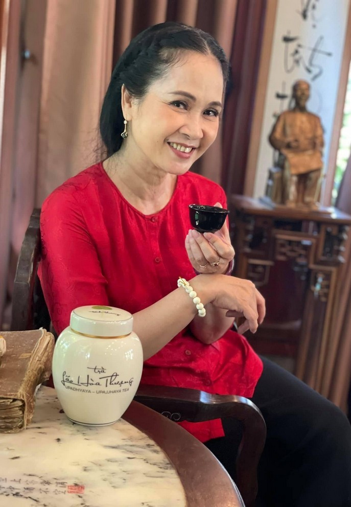 NSND Lan Hương thưởng trà mỗi sáng, tuân thủ chỉ thị không ra ngoài và quy tắc 5K phòng dịch.